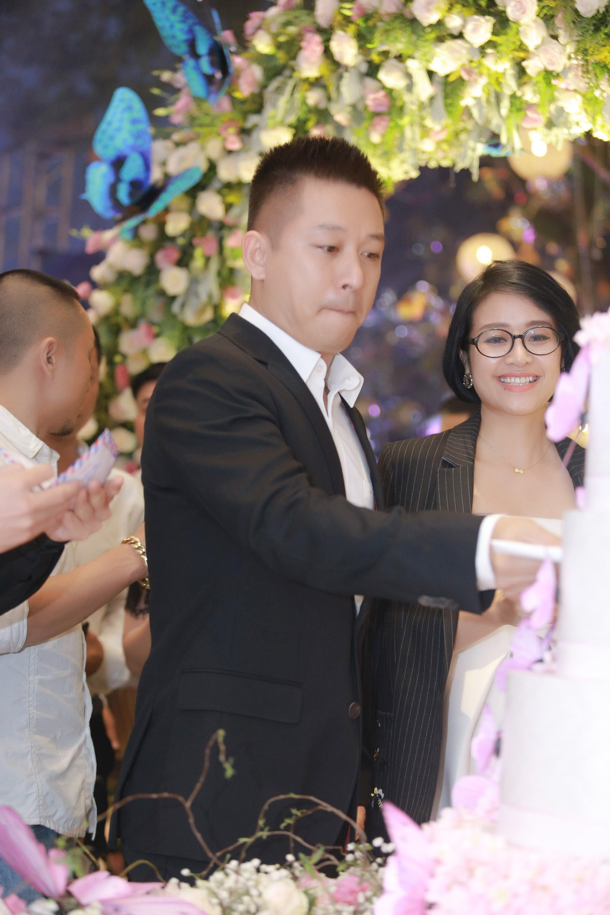 MC Thùy Linh và ca sĩ Tuấn Hưng mừng đám cưới của Thành Trung.